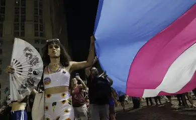 População trans se opõe à nova idade mínima para terapia hormonal