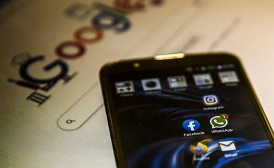 Google e Facebook devem retirar anúncios falsos sobre o Desenrola