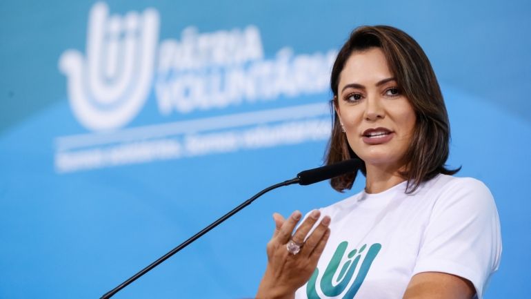 Bolsonaro tem título honorário rejeitado em PE, mas Michelle ganha comenda em GO