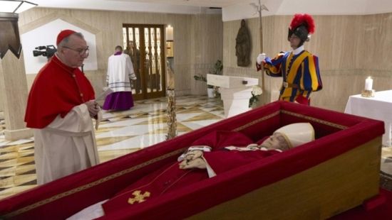 Vaticano fecha caixão de Francisco e encerra velório com mais de 250 mil visitantes