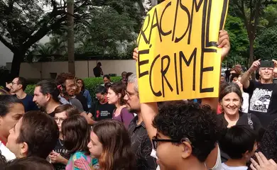 Estudantes e professores fazem ato contra racismo em Higienópolis