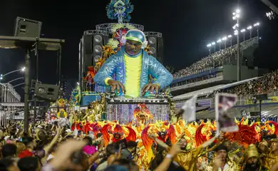 Afoxé Filhos da Coroa de Dadá abre segundo dia de desfiles em SP