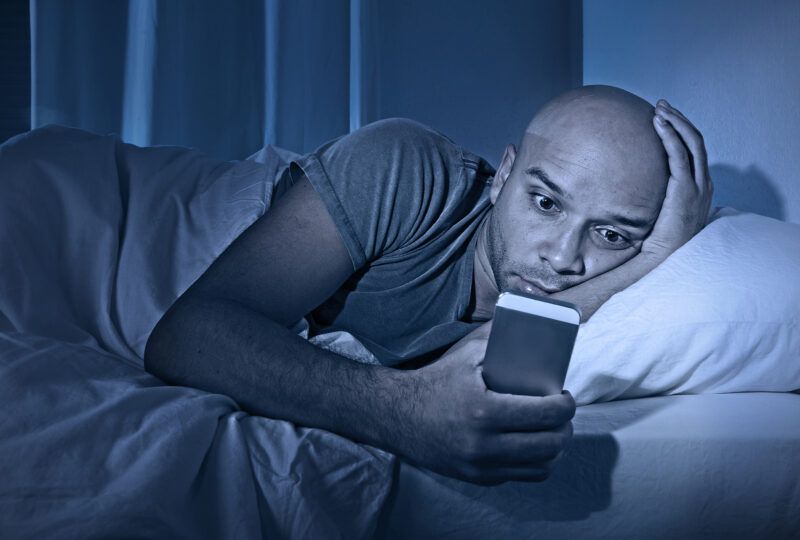 Usar telas na cama aumenta o risco de insônia e prejudica seu sono em 59%