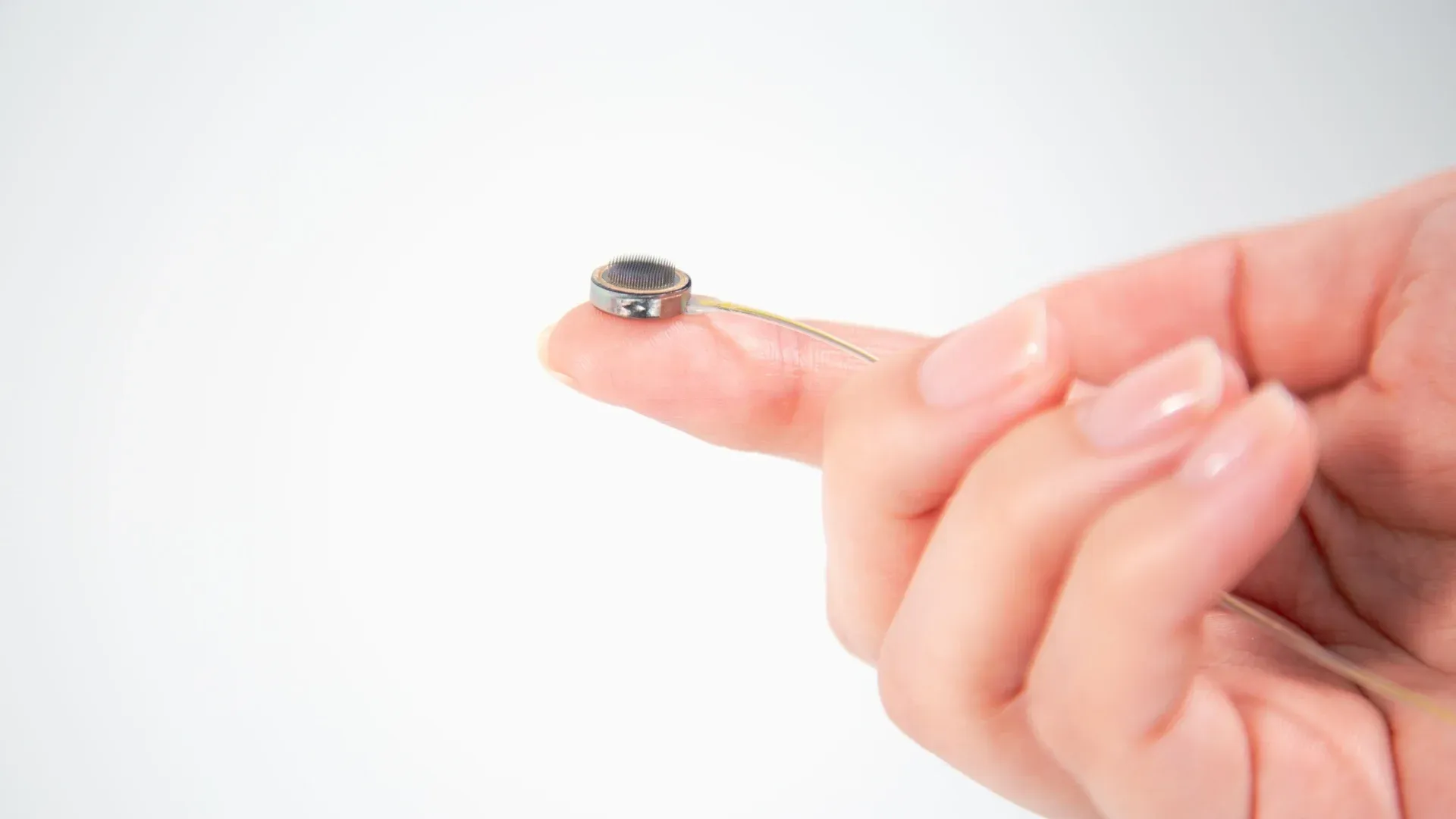 Rival da Neuralink testa implante cerebral em humano pela primeira vez