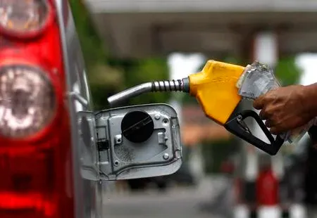 Gasolina e diesel podem voltar a cair caso petróleo recue mais, diz ministro