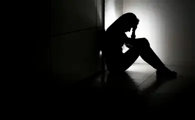 Sobrecarga de trabalho eleva risco de depressão entre mães cientistas