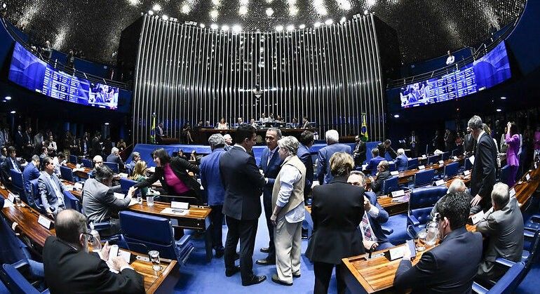 Senado aprova projeto que limita aumento real do salário mínimo