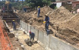 Obras de drenagem no Feitosa avançam com construção de 700 metros de galeria