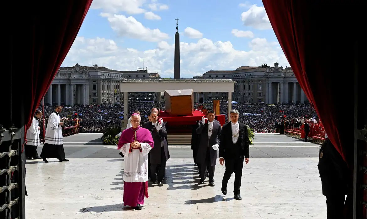 Papa Francisco é enterrado na Basílica de Santa Maria Maior