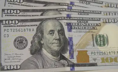 Dólar cai pela sexta vez seguida e fecha em R$ 5,68