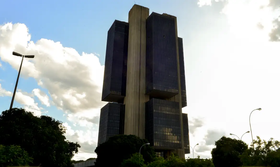 Copom eleva juros básicos da economia para 14,75% ao ano