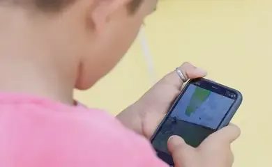 Senado aprova projeto para restringir uso de celular em escolas