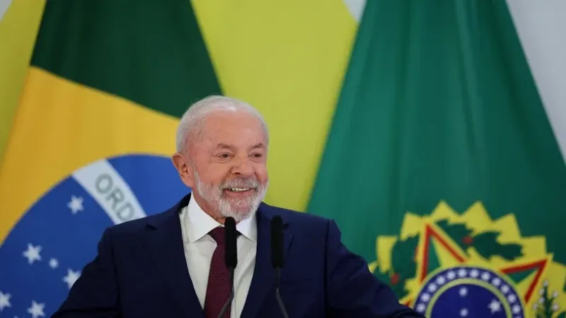 Lula supera Tarcísio, Michelle e Flávio no primeiro turno