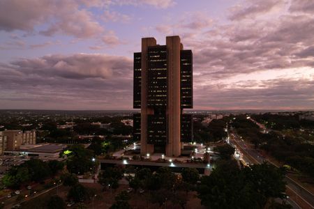 BC anuncia leilão de até US$ 3 bi após dólar bater R$ 6,26