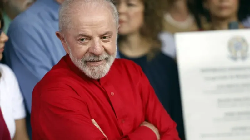 Lula lidera para 1º turno e tem empate técnico com Flávio e mais 4 em 2º turno, diz pesquisa