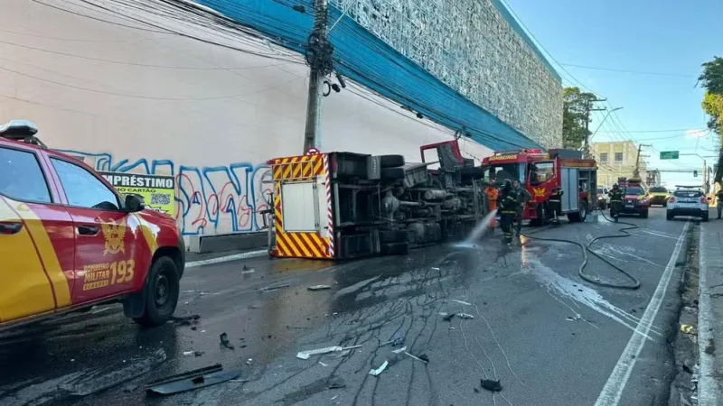 Três bombeiros ficam presos às ferragens após viatura tombar em Maceió