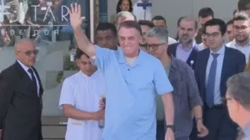 Jair Bolsonaro recebe alta de hospital após cirurgia para desobstruir intestino