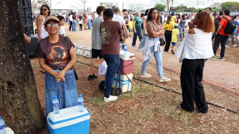 Ambulantes "desfilam" no 7 de Setembro em busca de sustento