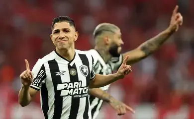 Botafogo derrota Inter e joga por um empate para ser campeão domingo