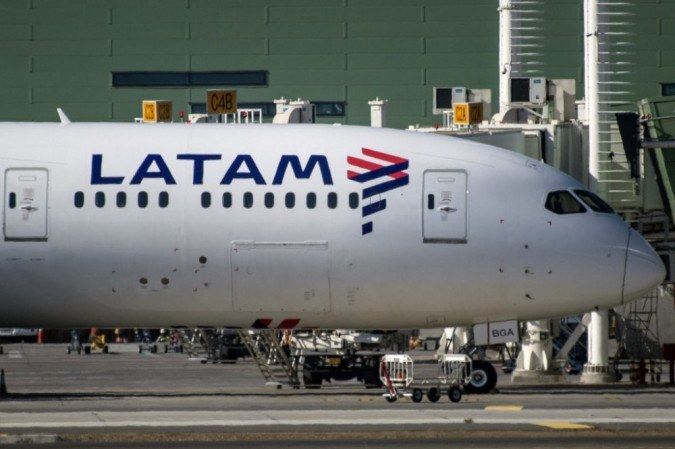 Avião faz pouso de emergência na Bahia após motor pegar fogo