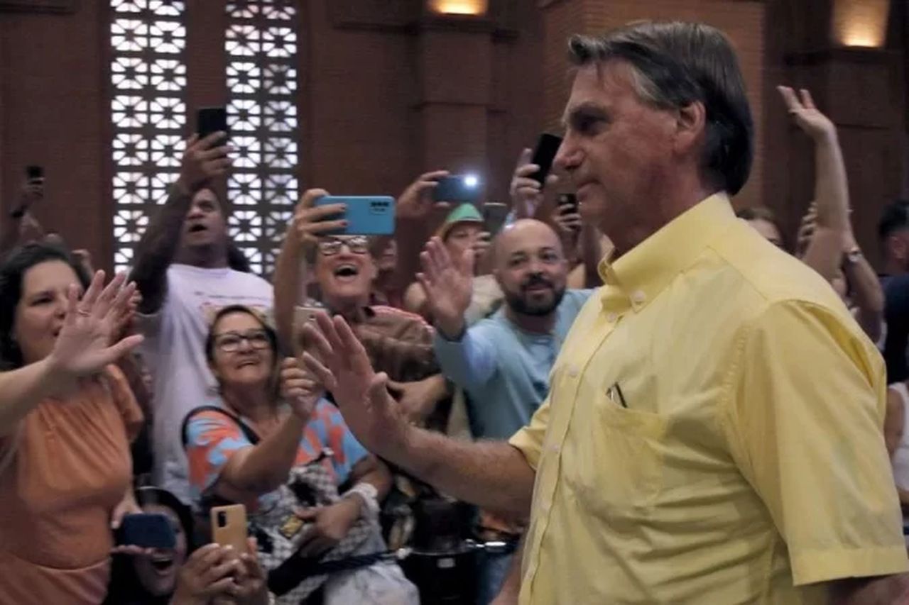 Apoiadores de Bolsonaro vaiam arcebispo e hostilizam imprensa durante missa