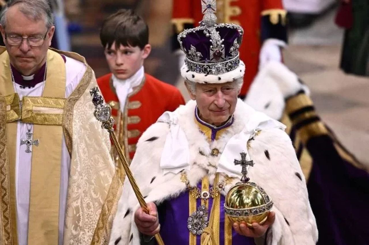 "Deus Salve o rei": Charles III é coroado em cerimônia histórica