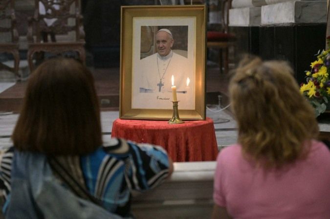 Fiéis fazem vigília e pedem pela recuperação da saúde do papa no mundo todo