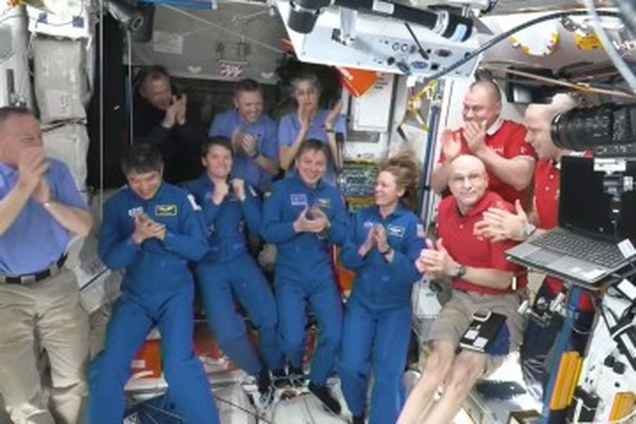 Retorno de astronautas presos no espaço há nove meses é antecipado