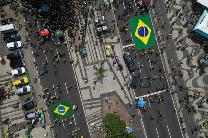 Ato de Bolsonaro reúne 18,3 mil pessoas, menos de 2% do público previsto