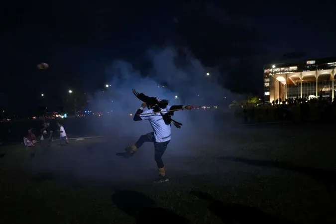 Tumulto e bombas de efeito moral contra indígenas na Esplanada