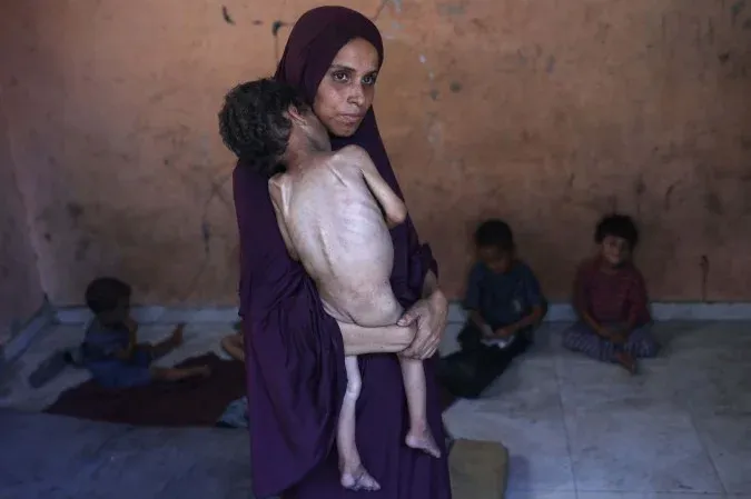 Fome em massa se espalha por Gaza e ameaça ajuda humanitária