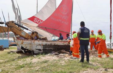 Operação Praia Limpa: Semsc reordena jangadas da orla de Maceió