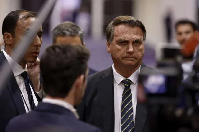 Defesa de Bolsonaro pensa em vaquinha on-line para pagar processos