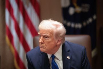 Trump assina decreto que muda regra eleitoral e cita Brasil como bom exemplo