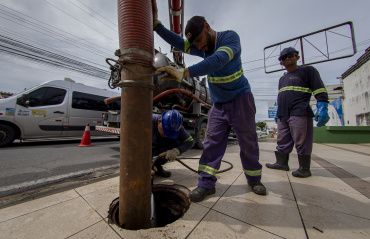 Prefeitura de Maceió intensifica serviços de drenagem para amenizar os efeitos das chuvas em Maceió