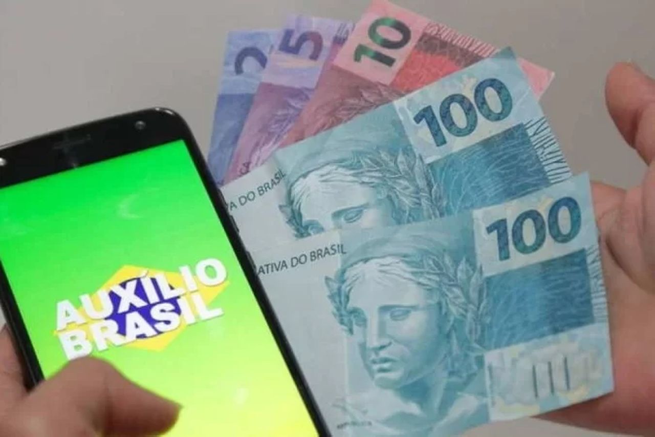 Conheça as propostas de Bolsonaro e Lula em relação ao Auxílio Brasil