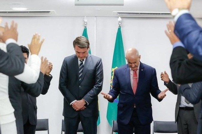 Pastores fazem pressão por voto e ameaçam fiéis com punição divina e medidas disciplinares