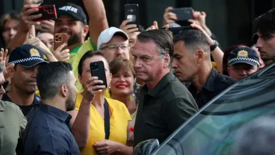 Com forte esquema de segurança, Bolsonaro deixa prisão domiciliar para fazer exames
