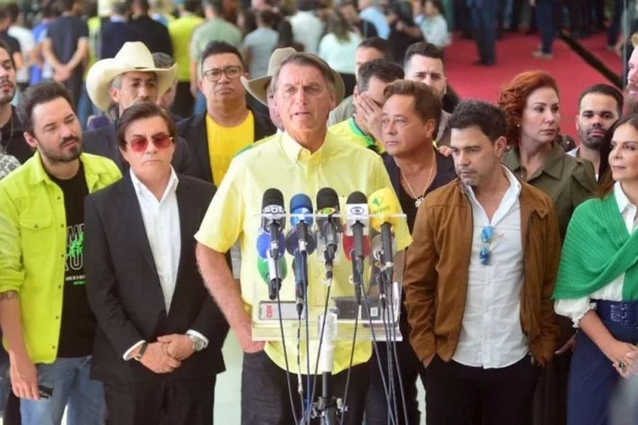Bolsonaro recebe reforço com apoio de sertanejos e padres