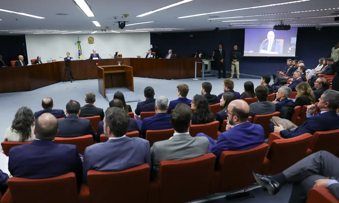 Zanin suspende sessão e julgamento de Bolsonaro retorna nesta quarta-feira