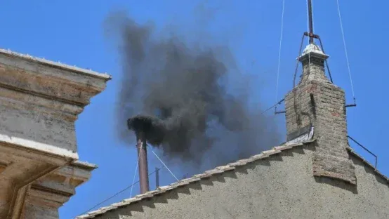 Fumaça preta, tradição que ainda polui o ar, volta a sair da chaminé da Capela Sistina no 2º dia de conclave