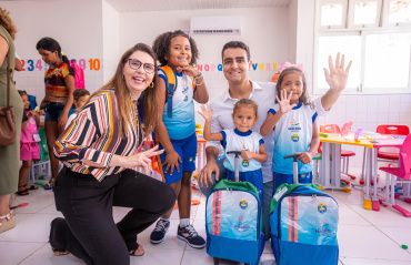 JHC entrega fardamento para 55 mil alunos do município e anuncia investimento em climatização de escolas