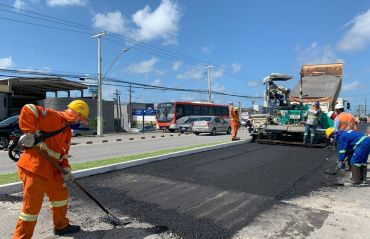 Pavimentação em obra de ampliação da Menino Marcelo alcança mais de 80% de conclusão