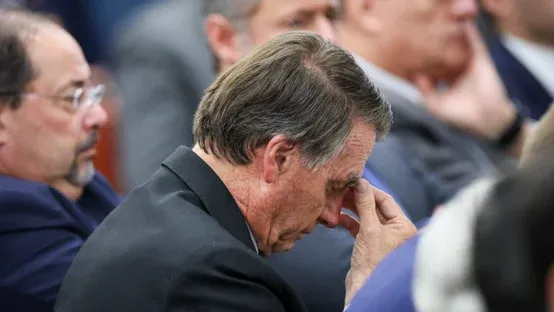 Além de prisão domiciliar, Moraes proíbe Bolsonaro de usar celular e receber visitas