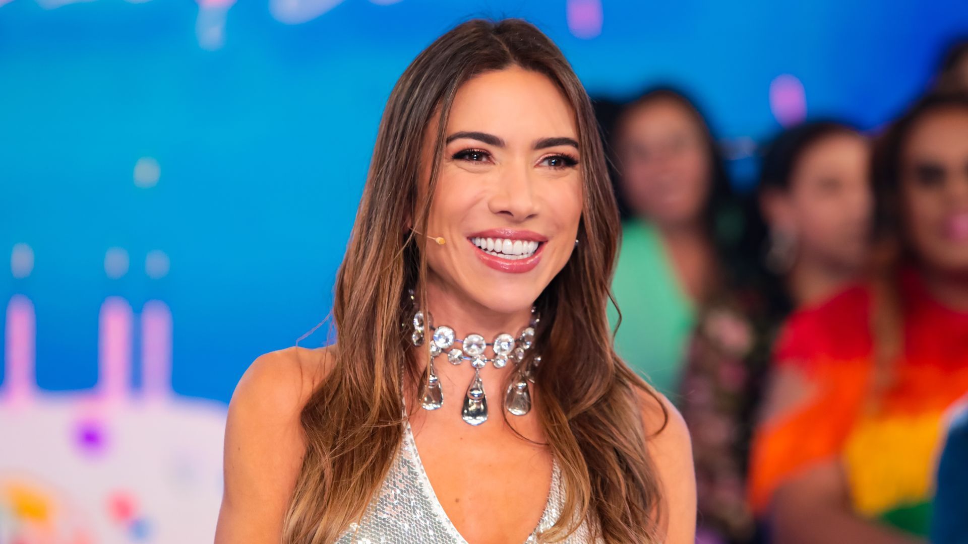 Patrícia Abravanel é ovacionada pela plateia em retorno ao trabalho no SBT