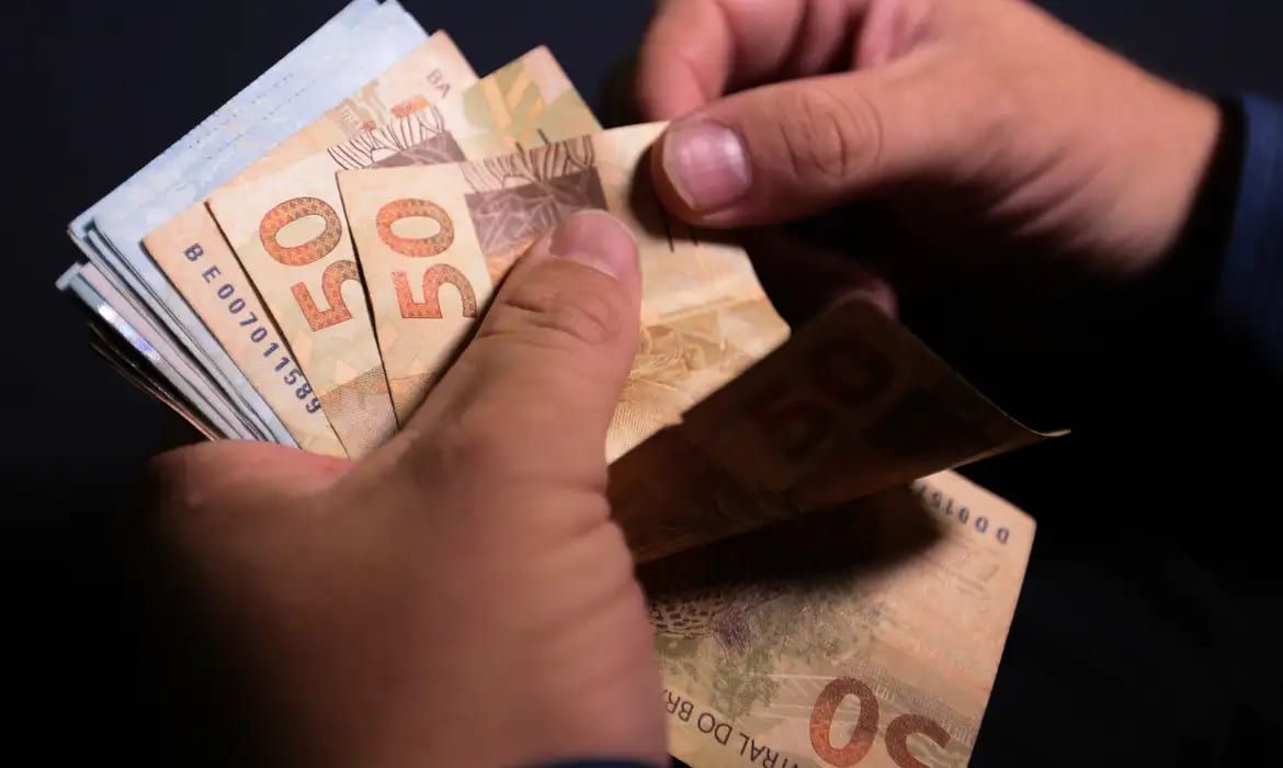 Inflação fecha 2024 a 4,83%, acima do teto da meta, pressionada por alimentos e gasolina