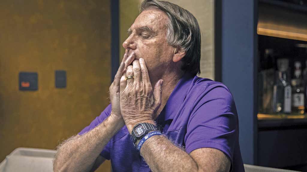 CGU conclui que cartão de vacinação de Bolsonaro foi fraudado