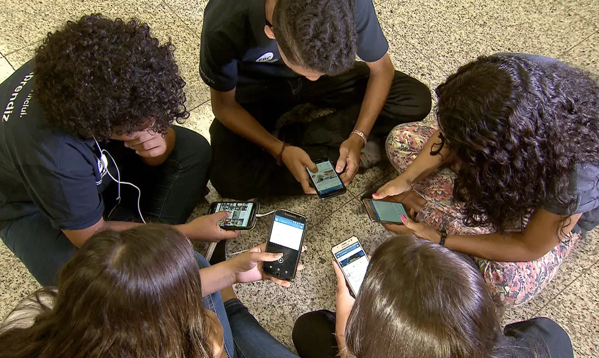 Lula sanciona lei que restringe uso de celular em escolas