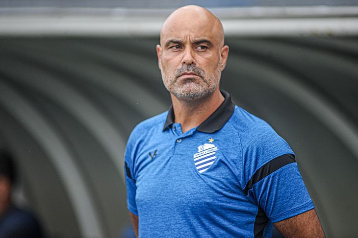 Goleada pesa, e técnico Cristian de Souza deixa o CSA, presidente do Azulão comenta situação 