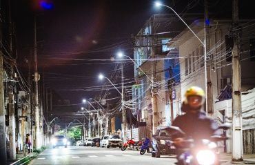 Ruas do Comércio e General Hermes recebem iluminação em LED